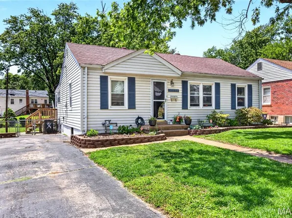 10338 Saint Henry Ln, Saint Ann, MO 63074