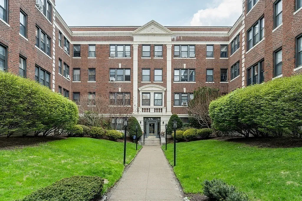 2 bed, 1.0 bath, 910 sqft, $3,500 — Photo 2