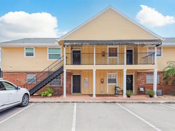 200 Country Club Dr APT 701, Largo, FL 33771