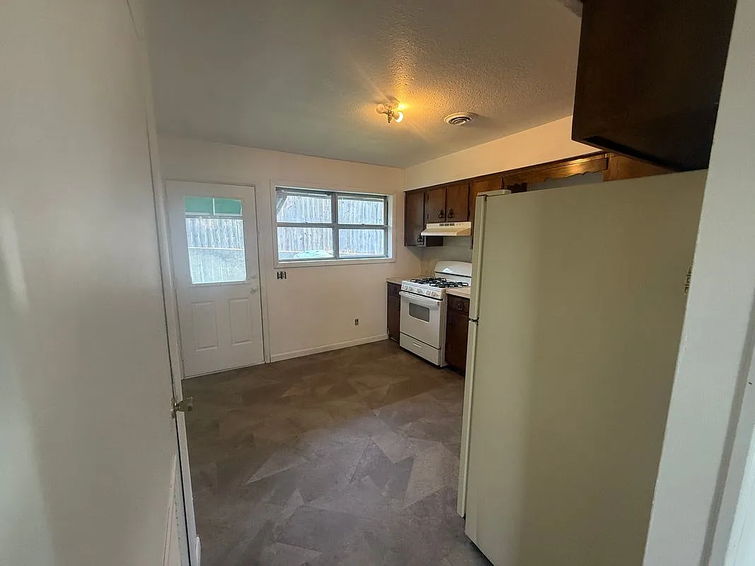 2 bed, 1.0 bath, 800 sqft, $900 — Photo 2