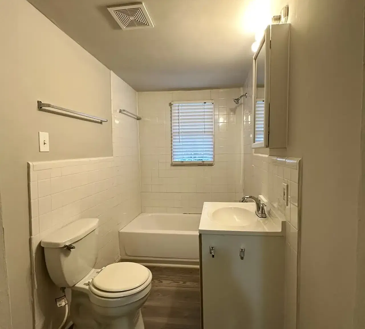 5 bed, 1164 sqft, $2,100 — Photo 2