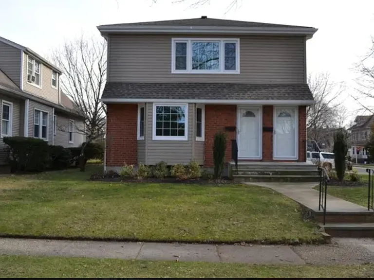 E Poplar St — Photo 1