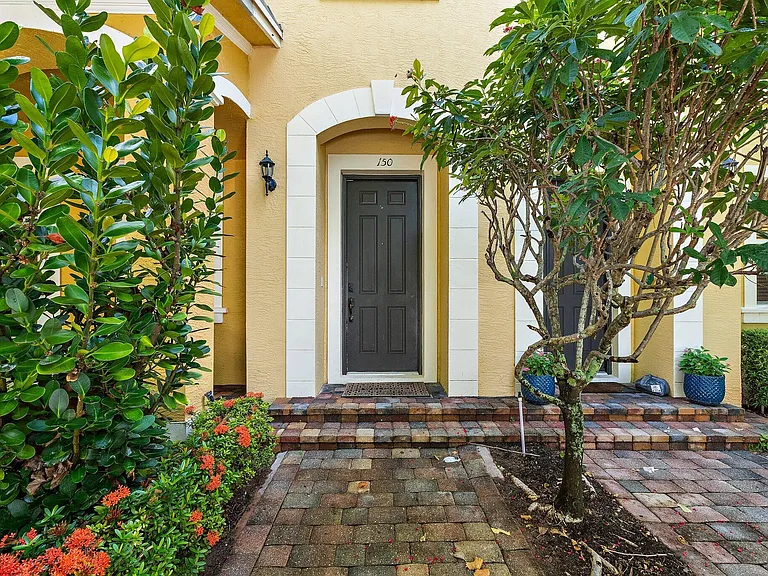 150 Lismore Ln — Photo 4