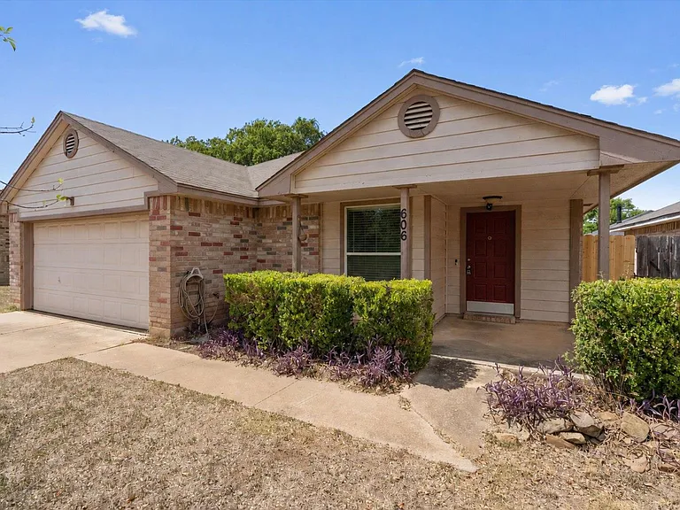 606 David Curry Dr — Photo 1