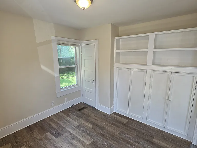  37 Foundry St 1stFlr 2B/1B FreshPaint VinylFlr PetsOK Laundry — Photo 4