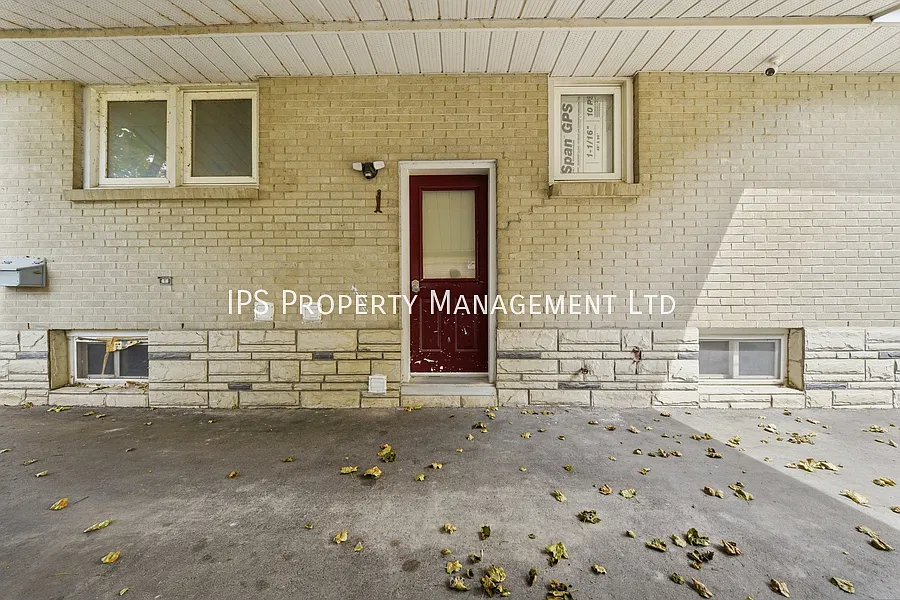 3 bedroom|1 bath - 19 Munro Avenue - Basement - All Inclusive — Photo 3