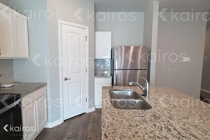 112 Yardley Ct — Photo 3