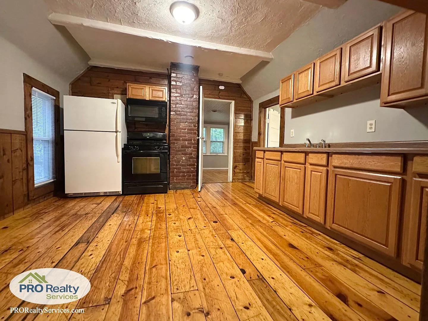 2208 2nd St NE #2 — Photo 2