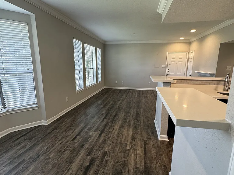 Spacious Dining & Living Room Spacious Dining & Living Room