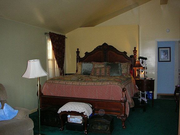 Master Bedroom w/High Ceiling