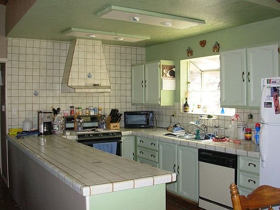 Bright  & Airy Kitchen