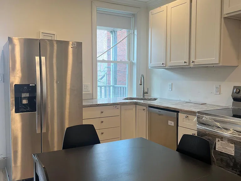 Level 2
Kitchen