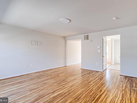 3rd image of 607 Gold St