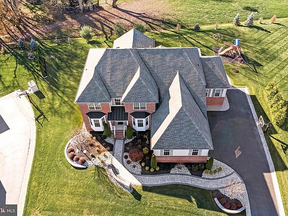 3rd image of 16 Windflower Ct