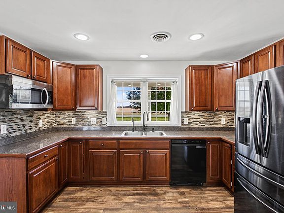 5th image of 1673 Canterbury Rd