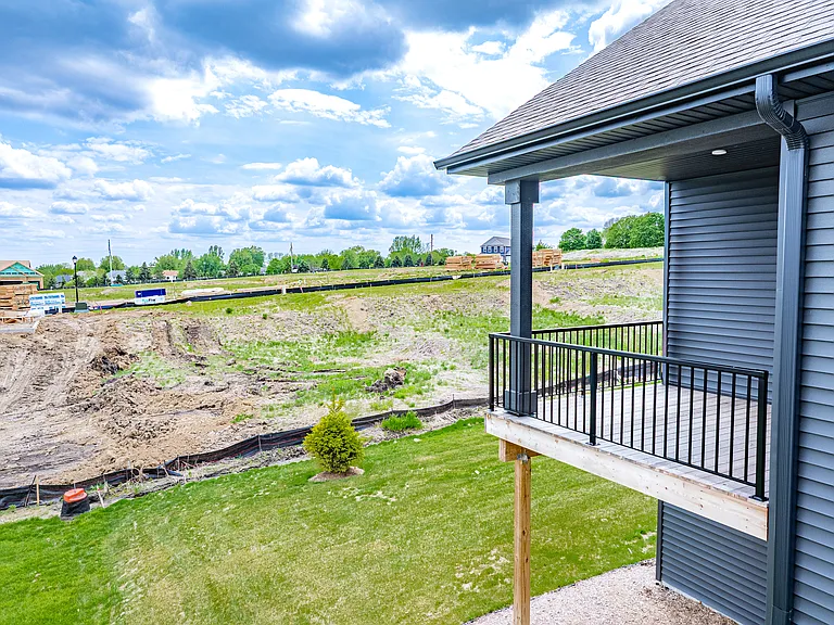 717 Winterberry Ln — Photo 4