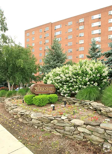 11820 Edgewater Dr #323 Photo 1