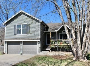5712 NW Creekview Dr, Parkville, MO 64152