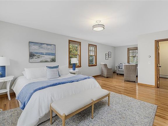 2nd image of 26 E Bayview Rd