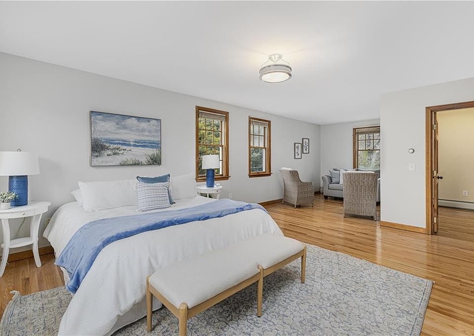 1st image of 26 E Bayview Rd