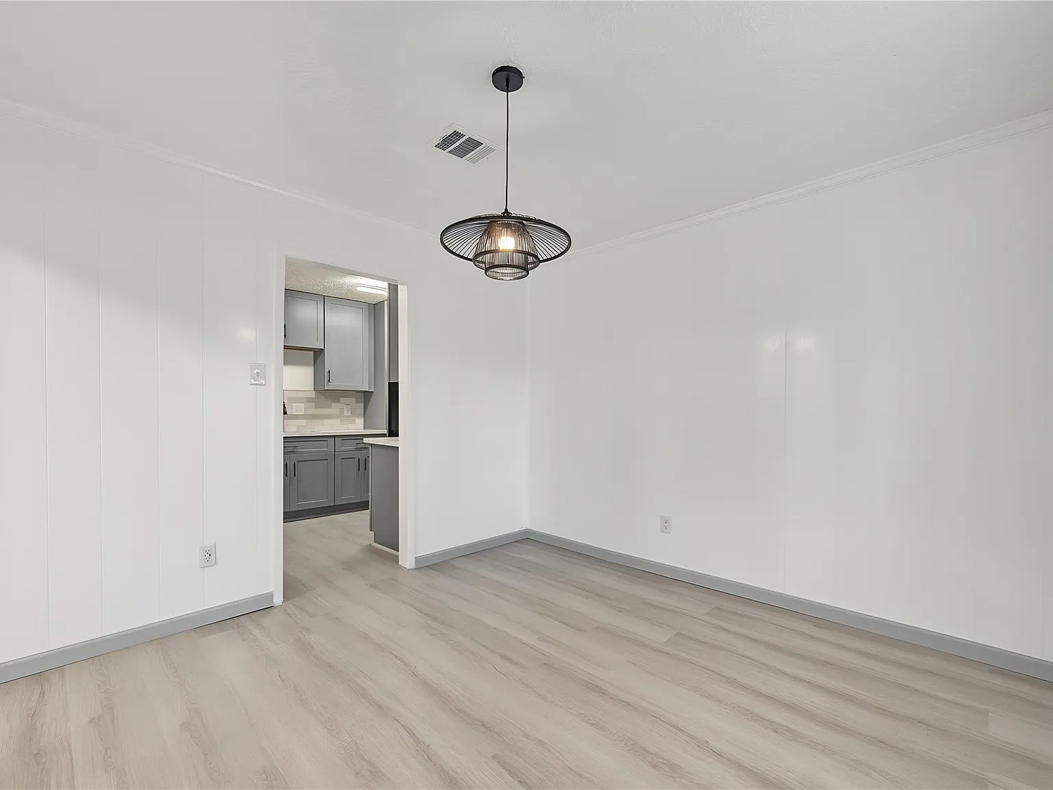 3 bed, 2.0 bath, 1683 sqft, $2,300 — Photo 4