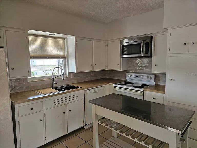 7409 Manatee St — Photo 3