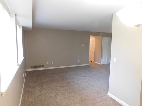 5th image of 30042 W Twelve Mile Rd Unit 52