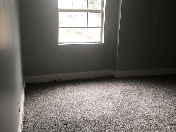 Living room , newly painted , new carpet