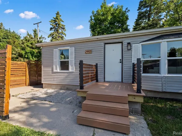 2900 Hensman St, Keego Harbor, MI 48320