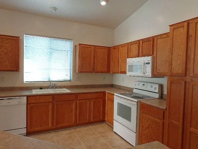 4043 S Vineyard Ave — Photo 4