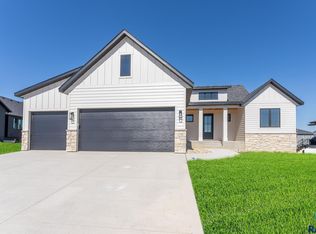 7304 E Shadow Pine Cir, Sioux Falls, SD 57110