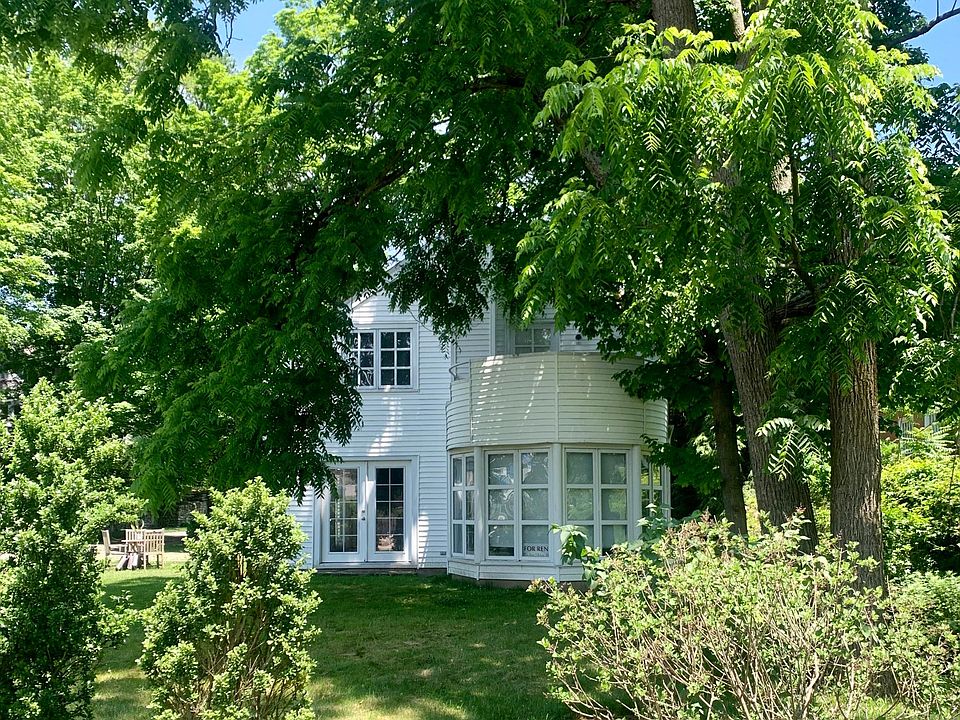 Outside view of house with yard