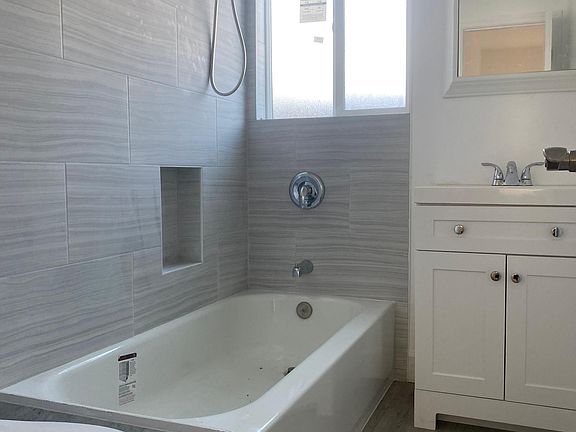 5th image of 1124 N New Hampshire Ave #1/2