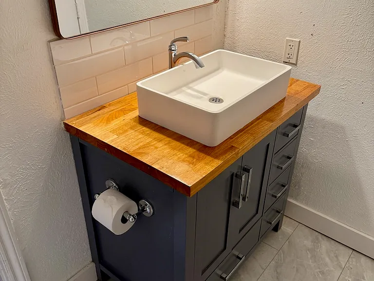 2nd Bathroom with tub/shower combo
