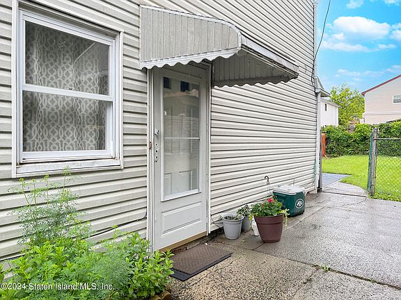 3rd image of 125 Regis Dr