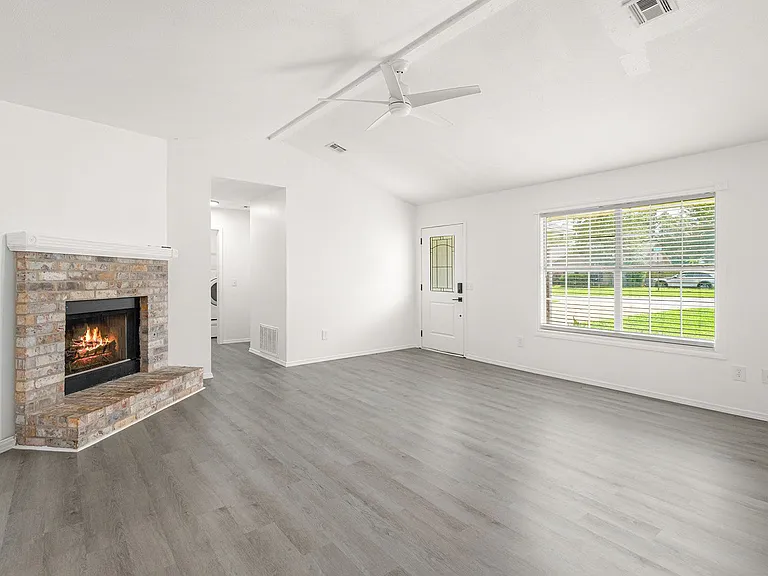 806 Michael St — Photo 5