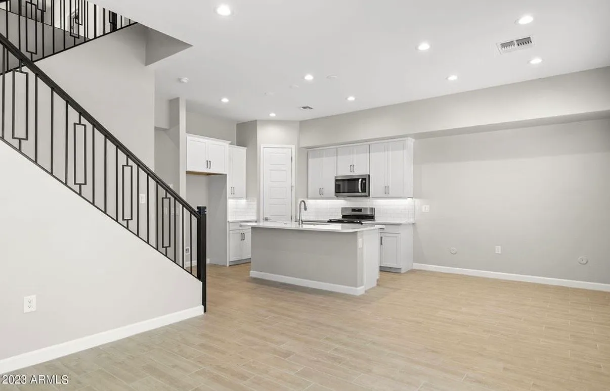 3 bed, 2.5 bath, 2143 sqft, $4,400 — Photo 3