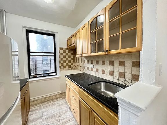 3rd image of 2085 Morris Ave #C2