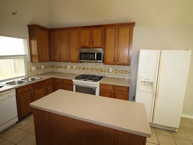 1011 Lexington Green Dr — Photo 8