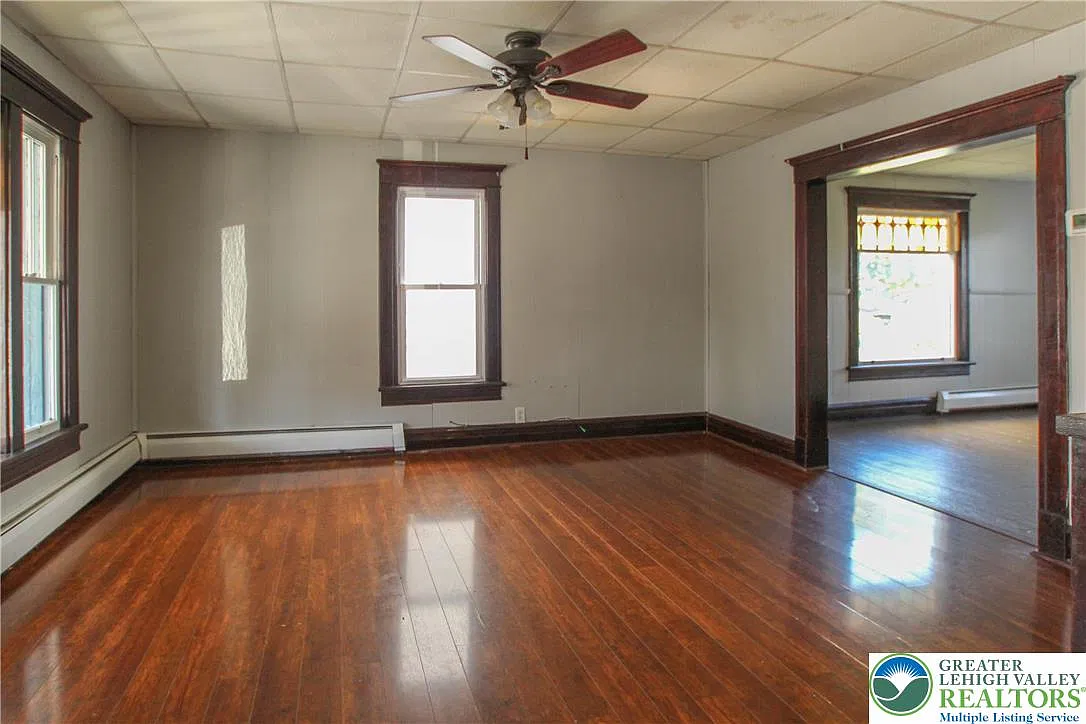 4 bed, 1.0 bath, 1885 sqft, $1,900 — Photo 3