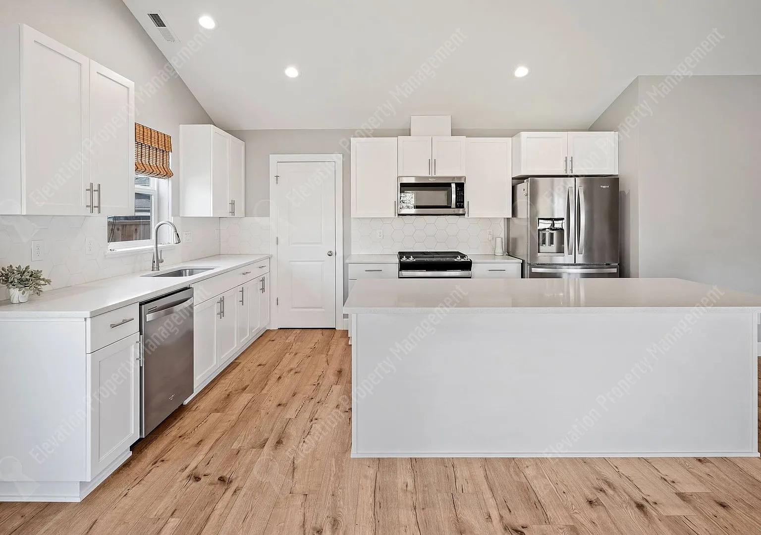 3BR - 2BA Modern Living in a Quiet Cul-de-Sac — Photo 4