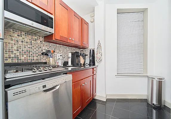 2nd image of 152 E 22nd St APT 1H