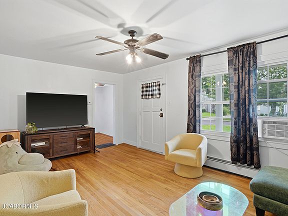 5th image of 703 Hollyhock Dr