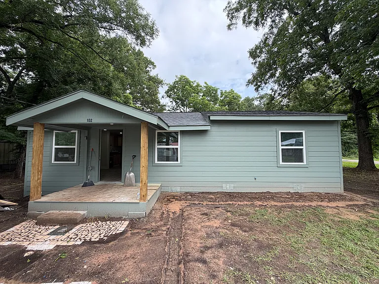 102 E McGee St — Photo 1