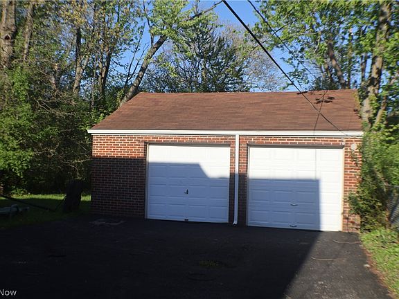 3rd image of 2529 Canterbury Rd