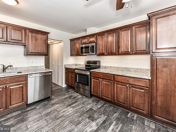 2nd image of 1112 Waterford Pl