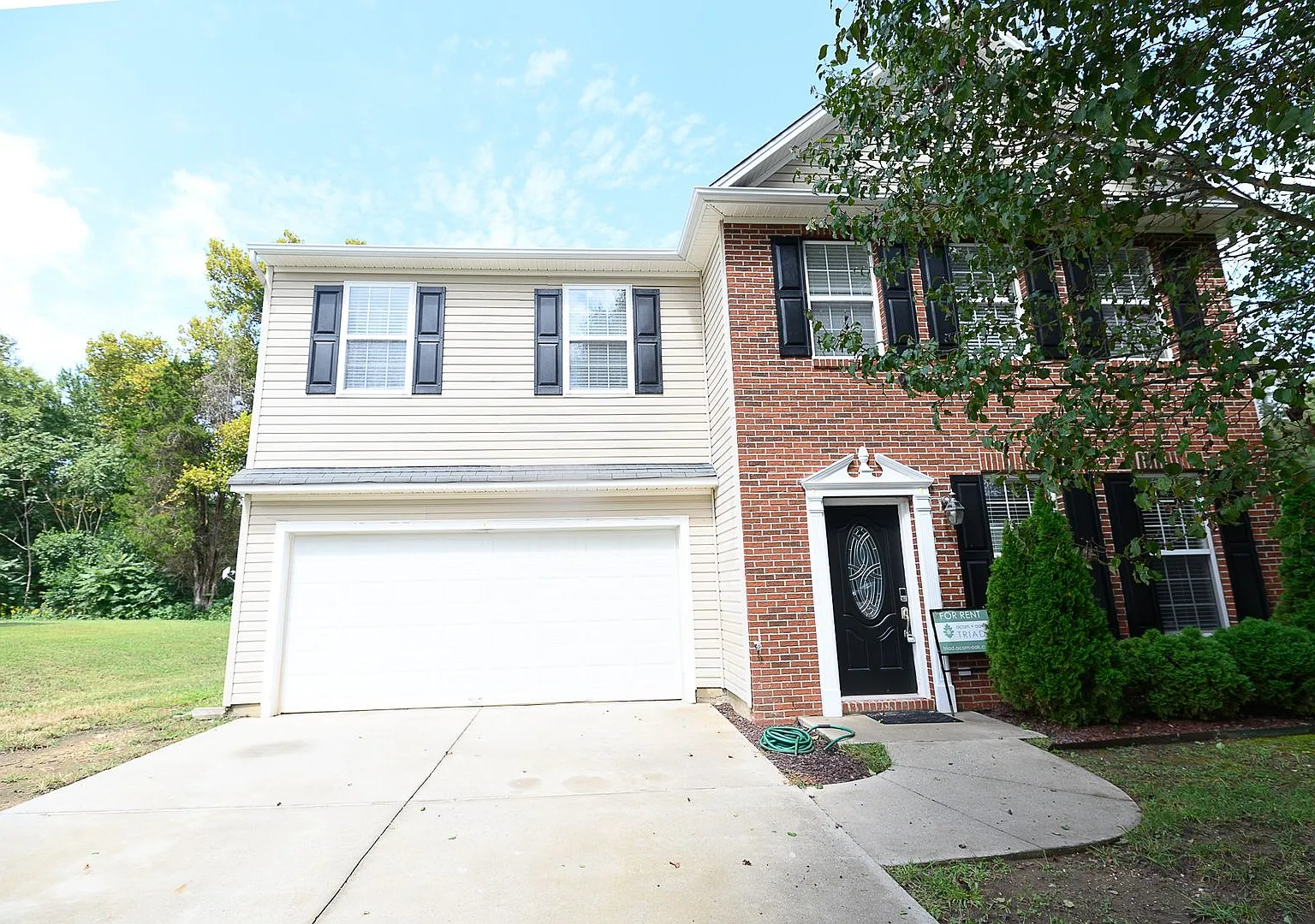 Spacious 4 bedroom and 2.5 Bath Home in Gramercy Park SE Greensboro with 2 car garage — Photo 1