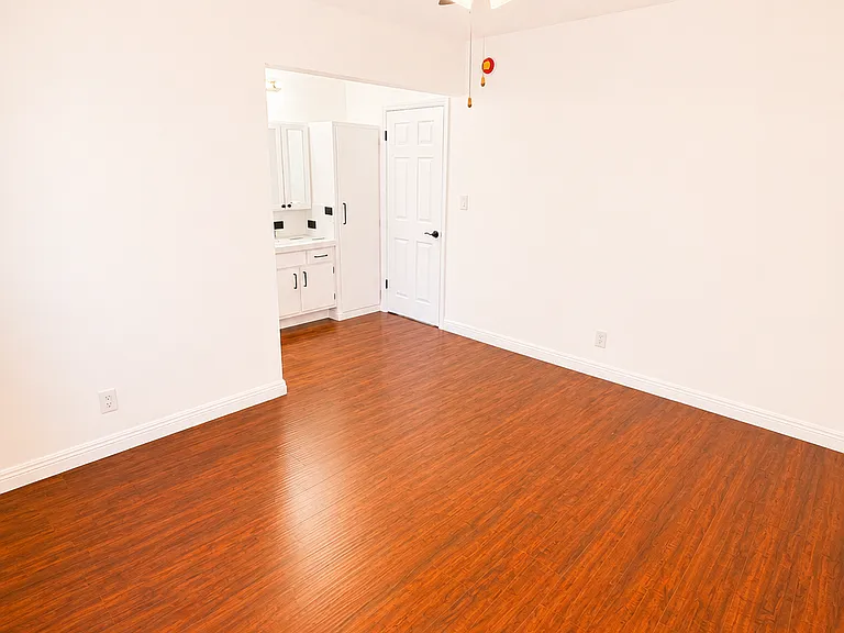 Hollyking Apartments — Photo 49