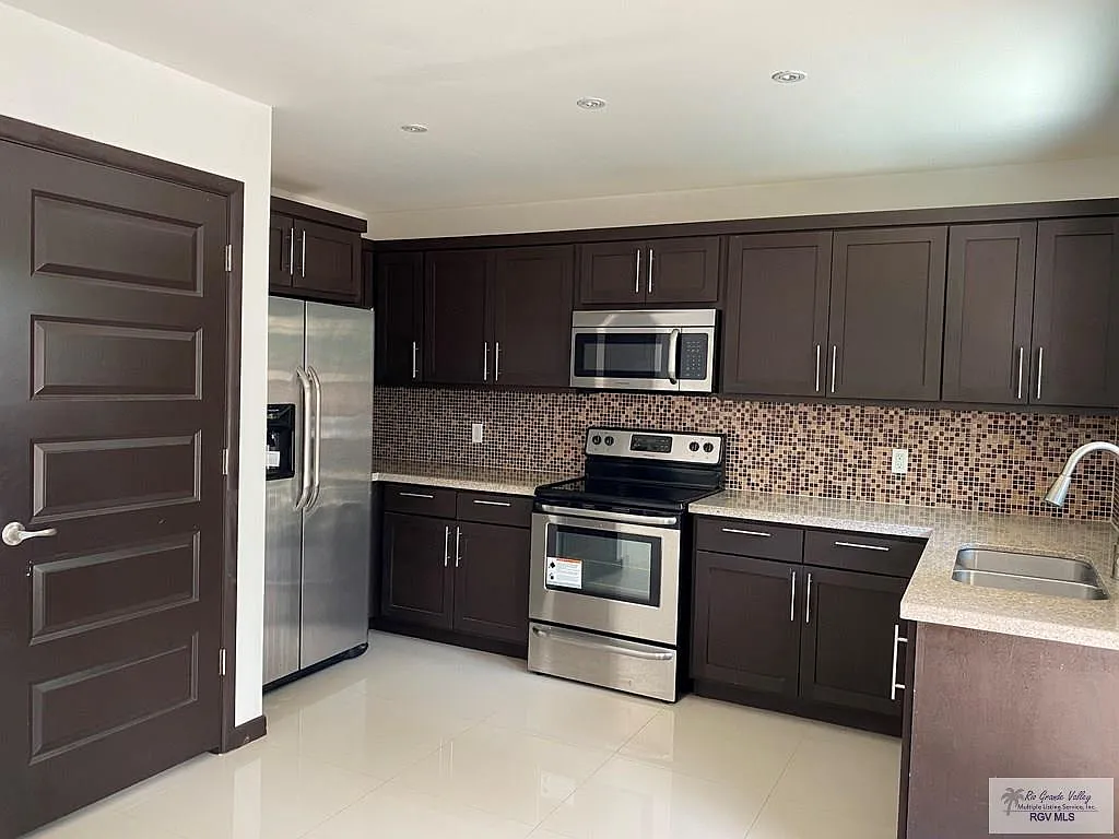 2 bed, 2.5 bath, 1128 sqft, $1,400 — Photo 3
