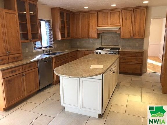 3rd image of 20 Quail Ct